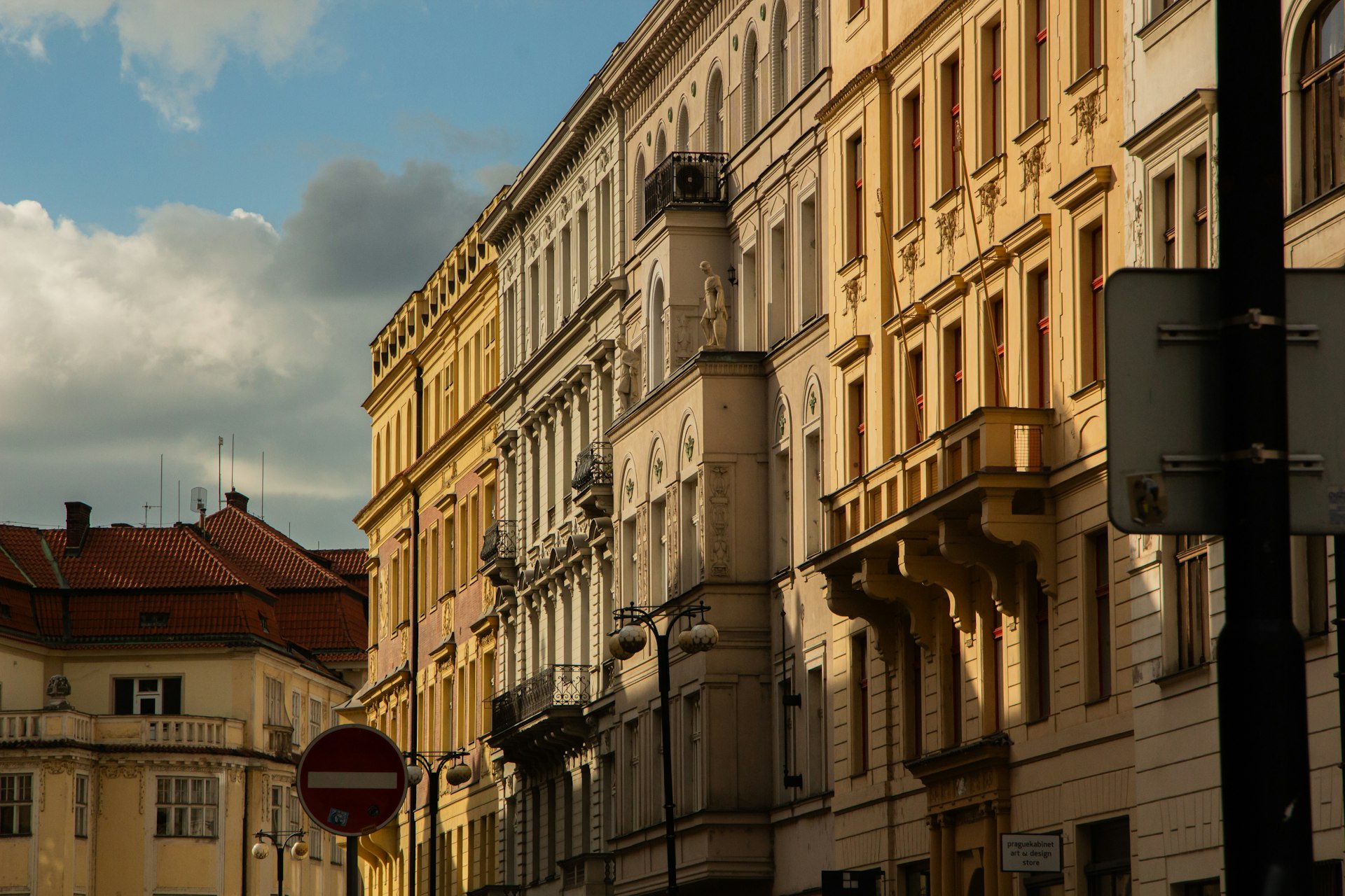 Mehrfamilienhäuser mit Gründerzeitfassaden im Abendlicht