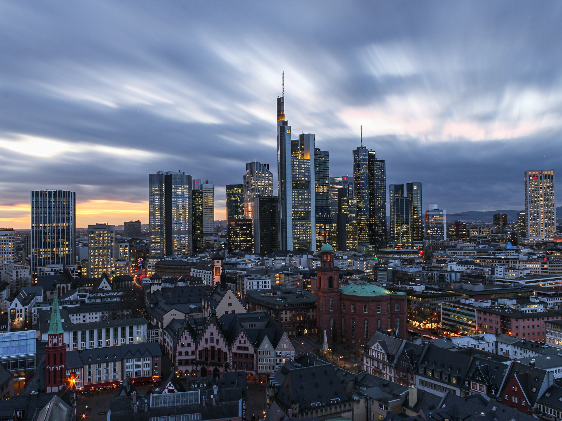 Frankfurter Bankenskyline in der Abenddämmerung — Zinsprognose für gewerbliche Immobilienfinanzierungen