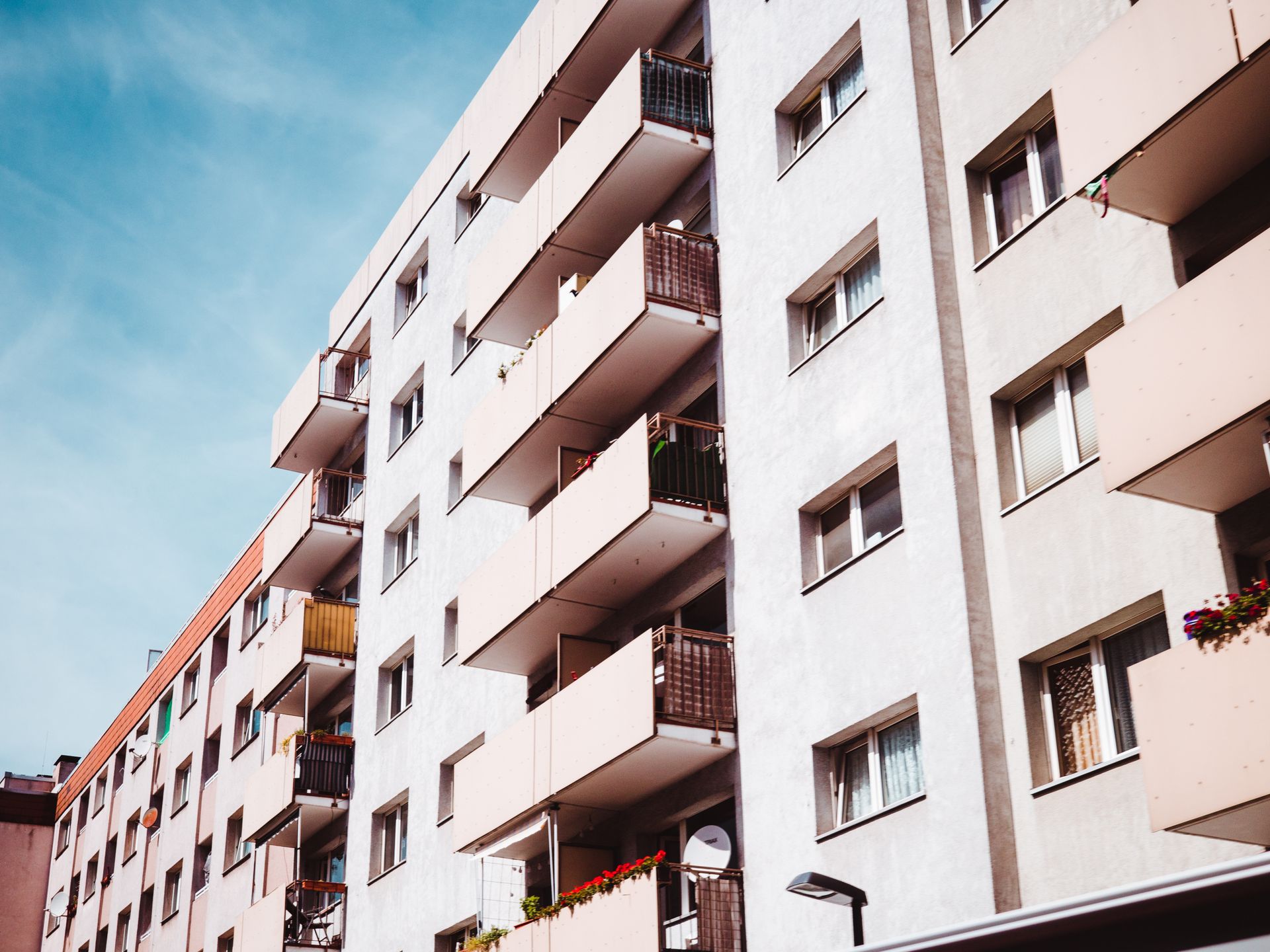 Vermietetes Mehrfamilienhaus mit Balkonen — Banken bewerten es nach Cashflow statt nach Eigennutzerlogik